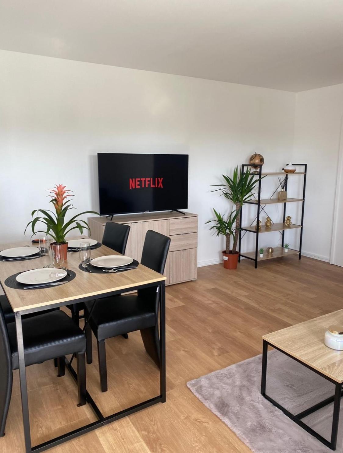 Appartement 59M2 Professionnel Ou Familial Saint Quentin En Yvelines Montigny-le-Bretonneux Esterno foto